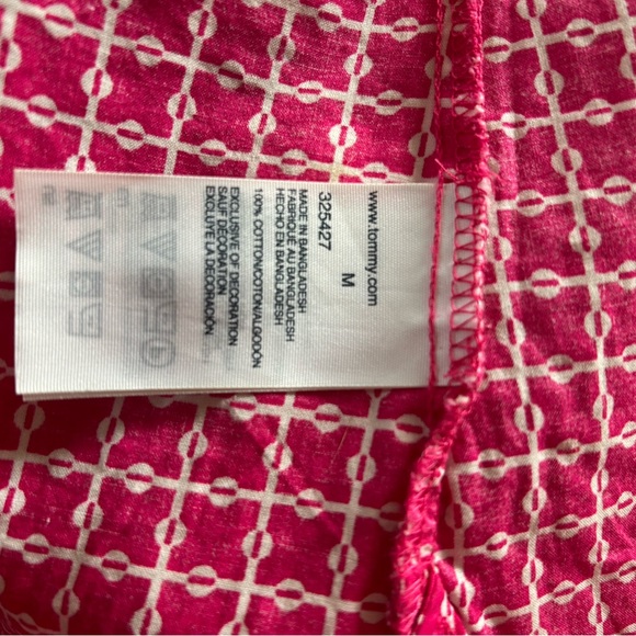 Ladies Tommy Hilfiger Blouse. Fushia/Pink, white design. Fitted & cute. EUC Sz M - Picture 6 of 6